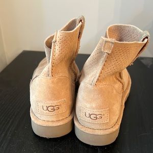 Light tan Ugg short boots